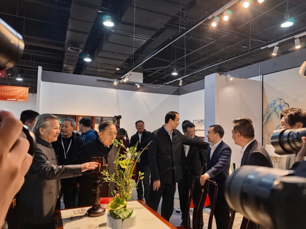 李忠信红木：“百工杯”双奖加冕，薪火相传续华章